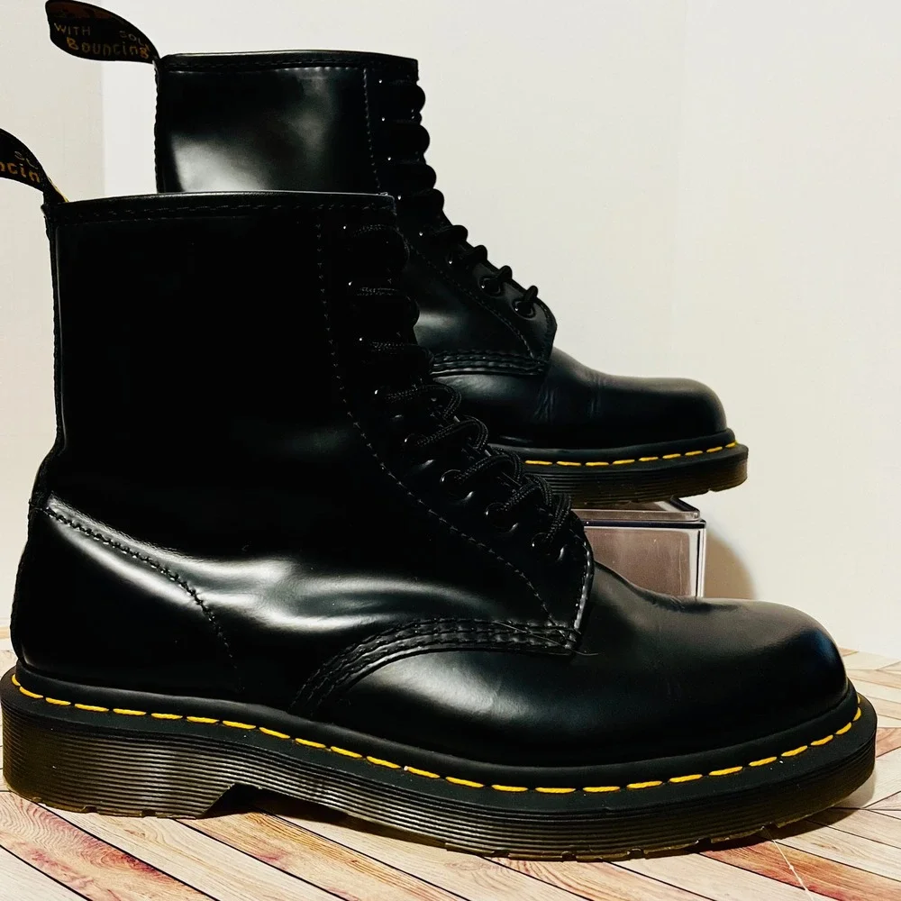 Dr Martens 1460 Smooth Leather Lace Up Boots Men 8 Women 9 Black 8-Eye Punk Goth